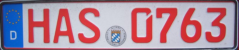 Deutsche Nummerschild, rot für Oldtimerfahrzeuge, Nummer beginnt mit "07", Nummer auf Foto aus Datenschutzgründen auf 0700 geändert./German registration plate for vintage vehicles (red version), numbers changed (privacy protection)